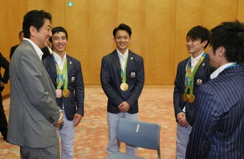 安倍总理在总理大臣官邸接受了第31届奥林匹克运动会（2016/里约热内卢）日本代表选手团的拜访。