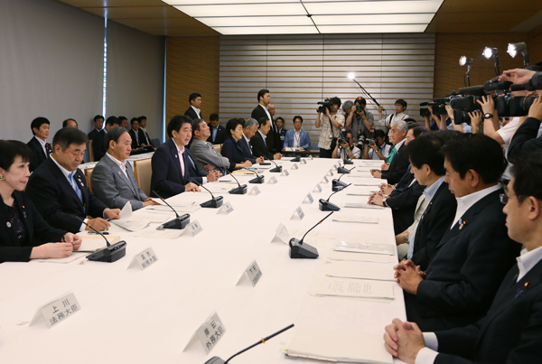 安倍总理在总理大臣官邸召开了第一次东京奥林匹克运动会及东京残疾人奥林匹克运动会推进本部会议。