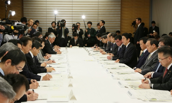 安倍总理在总理大臣官邸出席了“2016年震源在熊本县熊本地区的地震紧急灾害对策本部会议”（第15次）。