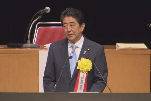 安倍总理出席了在东京都内举行的全国市议会议长会定期总会。