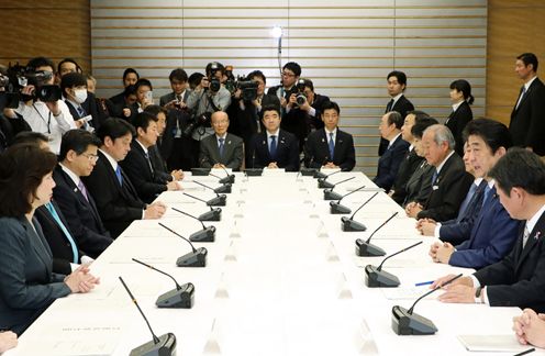 安倍总理在总理大臣官邸召开了第4次跨太平洋伙伴关系协议（TPP）综合对策本部会议。