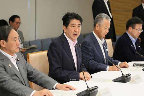 安倍总理在总理大臣官邸出席了第14次有关跨太平洋伙伴关系协议（TPP）的主要阁僚会议。