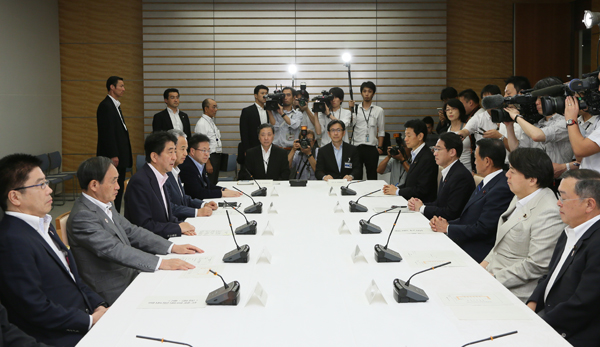 安倍总理在总理大臣官邸出席了第14次有关跨太平洋伙伴关系协议（TPP）的主要阁僚会议。
