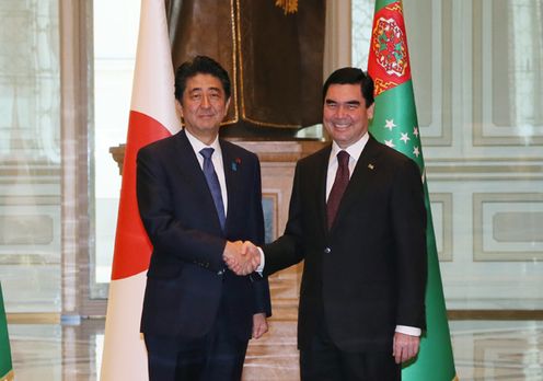 安倍总理访问了土库曼斯坦的阿什哈巴德。