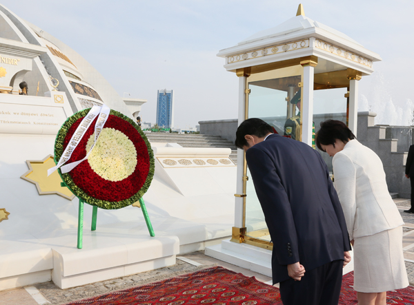 安倍总理访问了土库曼斯坦的阿什哈巴德。