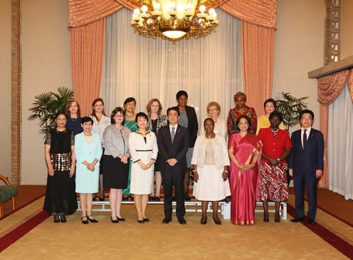 安倍总理在总理大臣公邸邀请驻日女大使举行了晚餐会。