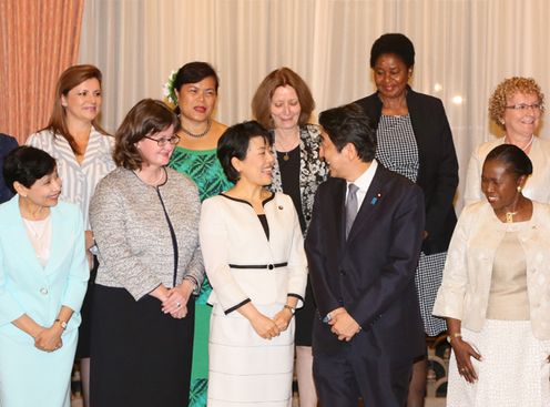 安倍总理在总理大臣公邸邀请驻日女大使举行了晚餐会。
