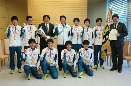 安倍总理在总理大臣官邸接受了在第92届东京箱根间往返大学马拉松接力赛中荣获综合冠军的青山学院大学田径部的拜访。