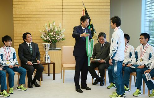 安倍总理在总理大臣官邸接受了在第92届东京箱根间往返大学马拉松接力赛中荣获综合冠军的青山学院大学田径部的拜访。