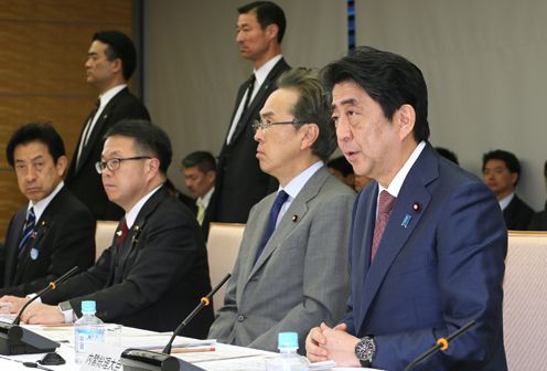安倍总理在总理大臣官邸召开了2017年第6次经济财政咨询会议。