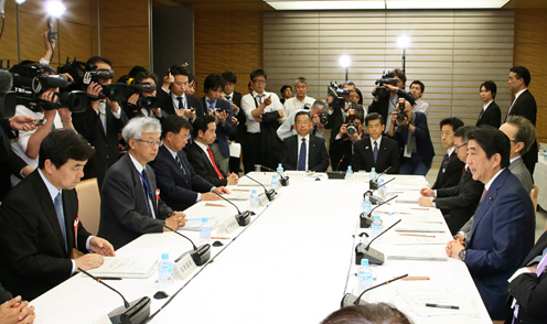安倍总理在总理大臣官邸召开了2017年第6次经济财政咨询会议。
