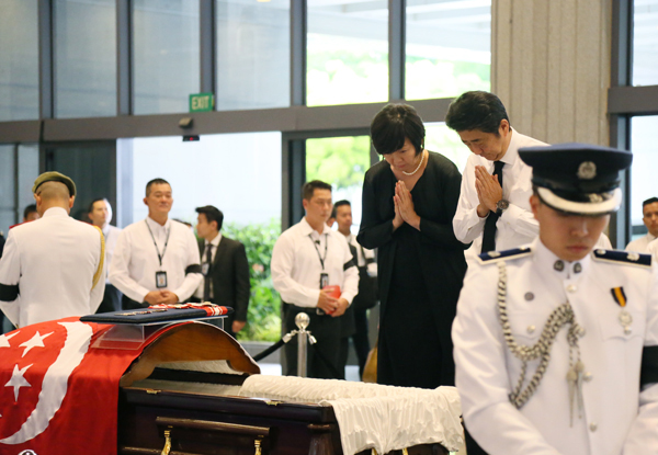 安倍总理为了吊唁新加坡前总统塞拉潘·R·纳丹逝世，访问了新加坡共和国。