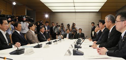 安倍总理在总理大臣官邸出席了第15次“有关跨太平洋伙伴关系协议（TPP）的主要阁僚会议”。