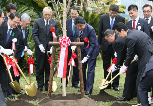 安倍总理出席了在宪政纪念馆举行的日本国宪法施行70周年纪念典礼。