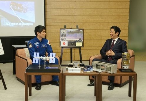 安倍总理在总理大臣官邸接受了宇航员大西卓哉的拜访。