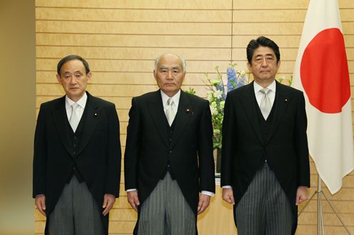 安倍总理向吉野正芳国务大臣递交了复兴大臣及福岛核电站事故再生总括担当任命书。