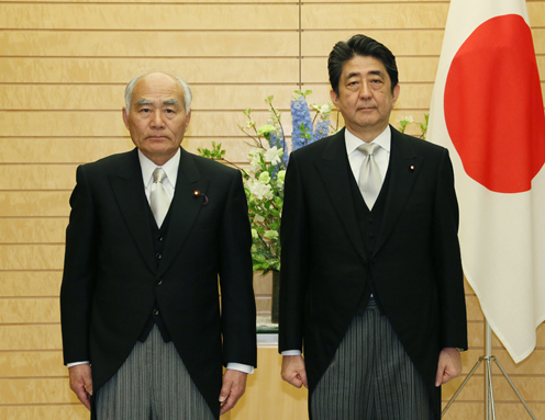 安倍总理向吉野正芳国务大臣递交了复兴大臣及福岛核电站事故再生总括担当任命书。