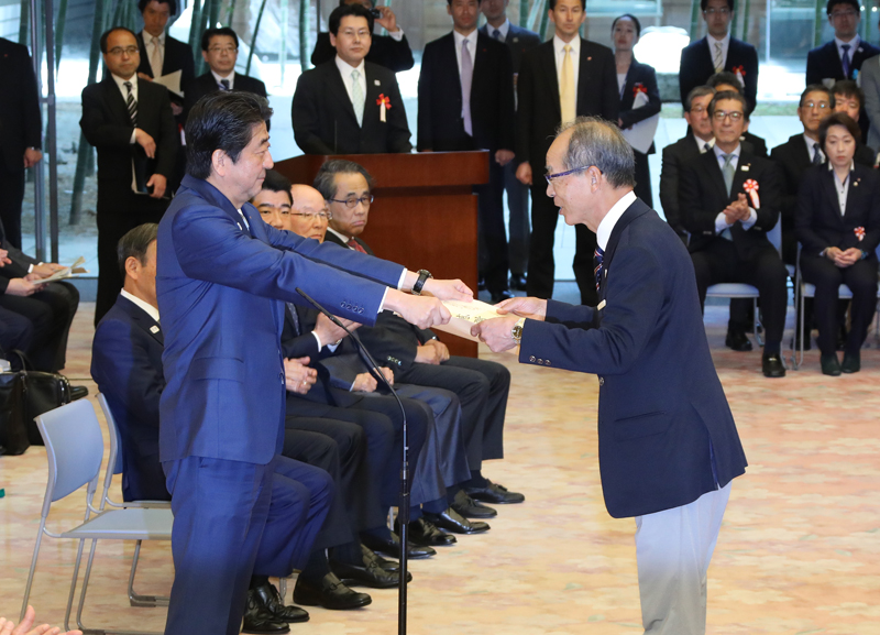 安倍总理邀请平昌冬季奥林匹克运动会与残疾人奥运会日本代表选手团来到总理大臣官邸，并举行了感谢状颁发仪式等。