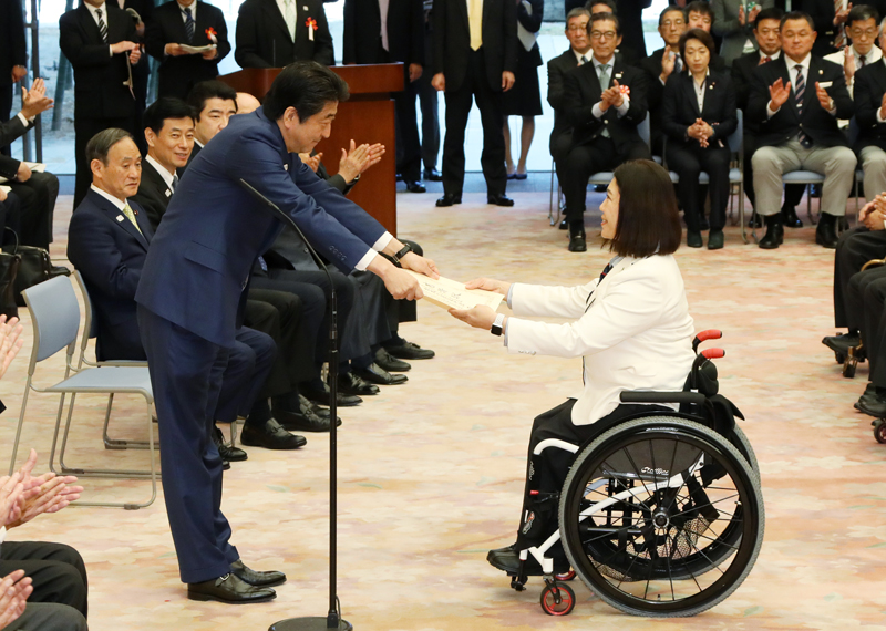 安倍总理邀请平昌冬季奥林匹克运动会与残疾人奥运会日本代表选手团来到总理大臣官邸，并举行了感谢状颁发仪式等。