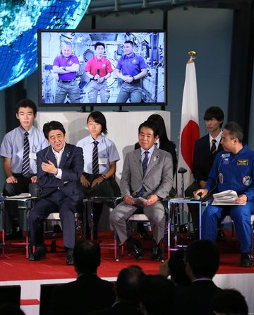 安倍总理视察了日本科学未来馆，并与在国际空间站（ISS）日本“希望”号实验舱内的宇航员油井龟美进行了视频通话。