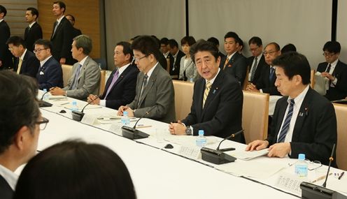 安倍总理在总理大臣官邸召开了第1次“工作方式改革实现会议”。