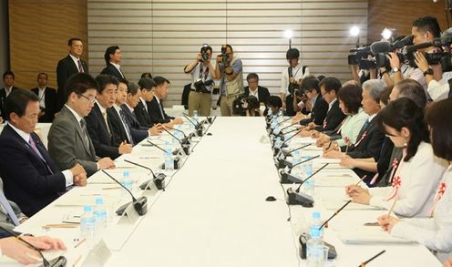 安倍总理在总理大臣官邸召开了第1次“工作方式改革实现会议”。