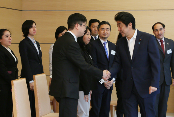 安倍总理在总理大臣官邸接受了中南美日裔人士一行的拜会。