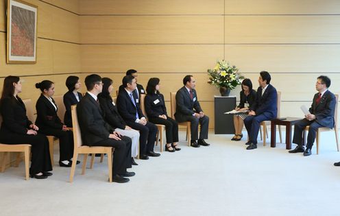 安倍总理在总理大臣官邸接受了中南美日裔人士一行的拜会。
