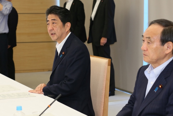 安倍总理在总理大臣官邸出席了面向稳定金融市场的政府・日本银行紧急会议。