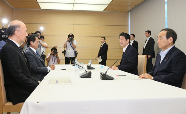 安倍总理在总理大臣官邸出席了面向稳定金融市场的政府・日本银行紧急会议。