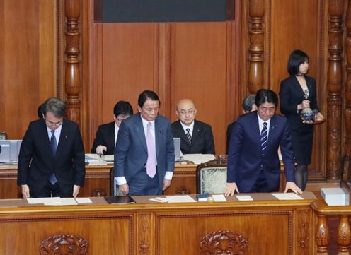 安倍总理出席了参议院预算委员会、财务金融委员会及全体会议。