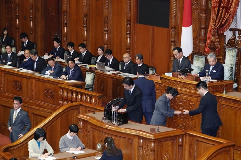 安倍总理出席了参议院预算委员会、财务金融委员会及全体会议。