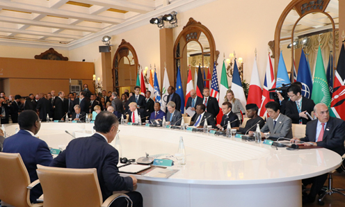 安倍总理为了出席七国集团（G7）陶尔米纳峰会访问了意大利共和国。