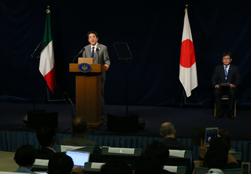 安倍总理为了出席七国集团（G7）陶尔米纳峰会访问了意大利共和国。