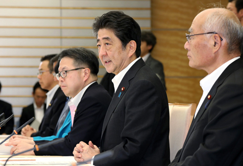 安倍总理在总理大臣官邸出席了福岛创新海岸构想相关阁僚会议。