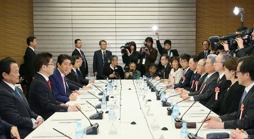 安倍总理在总理大臣官邸召开了第10次工作方式改革实现会议。