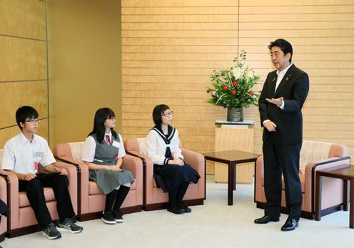 安倍总理在总理大臣官邸接受了北方青少年的拜访。