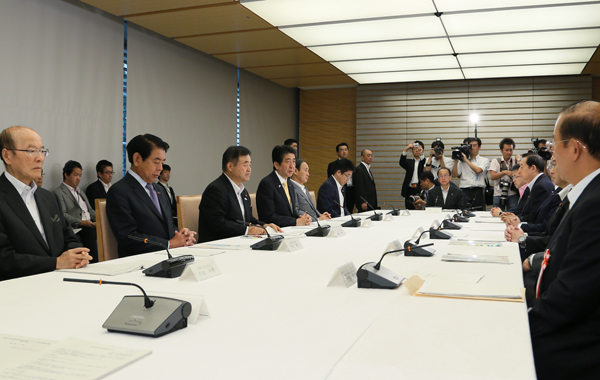 安倍总理在总理大臣官邸出席了第4次为重新讨论新国立竞技场建设计划召开的相关阁僚会议。