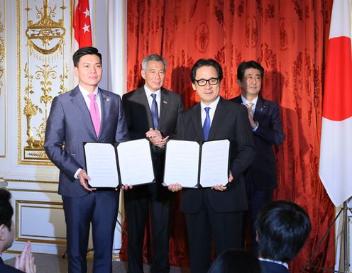 安倍总理在迎宾馆赤坂离宫与新加坡共和国总理李显龙举行了首脑会谈等。