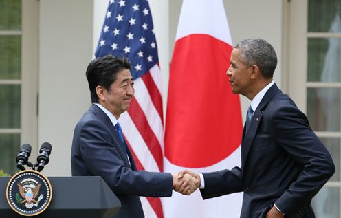 日美联合记者招待会结束后，安倍总理与奥巴马总统握手