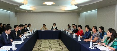 安倍总理出席了在东京都内召开的“为实现女性绽放光彩社会的国际论坛” World Assembly for Women in Tokyo（WAW! Tokyo 2015）等。