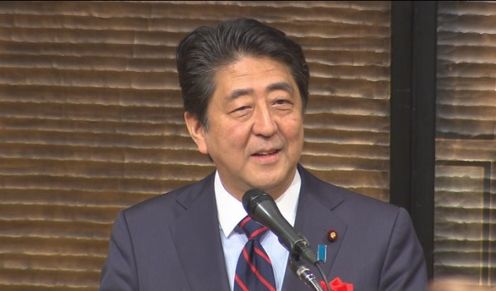 安倍总理出席了在东京都内举行的全国中小企业团体中央会创立60周年纪念典礼庆祝会。