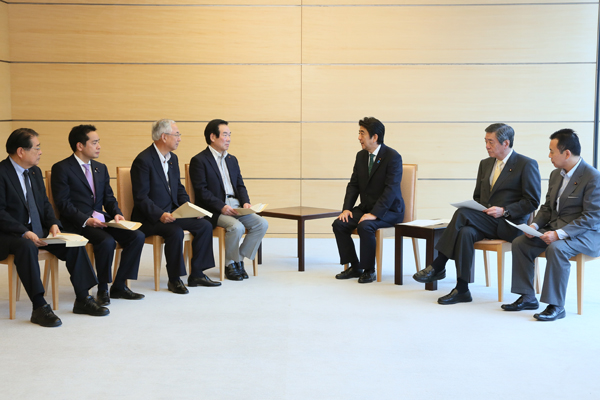 安倍总理在总理大臣官邸接收了执政党东日本大地震复兴加速化本部递交的提议书。