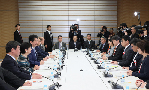 安倍总理在总理大臣官邸出席了第23次规制改革推进会议。
