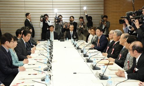 安倍总理在总理大臣官邸出席了第14次规制改革推进会议。