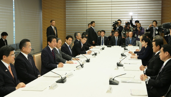 安倍总理在总理大臣官邸召开了第20次农林水产业与地域活力创造本部会议。