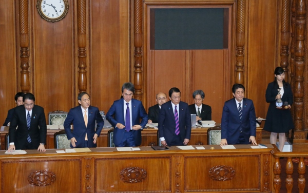 安倍总理上午出席了参议院预算委员会，下午出席了参议院全体会议。