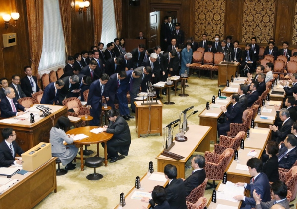 安倍总理上午出席了参议院预算委员会，下午出席了参议院全体会议。