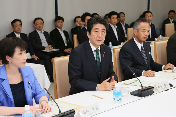 安倍总理在总理大臣官邸召开了第6次产业竞争力会议专题会议。
