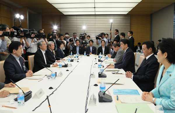 安倍总理在总理大臣官邸召开了第14次国家战略特别区域咨询会议。